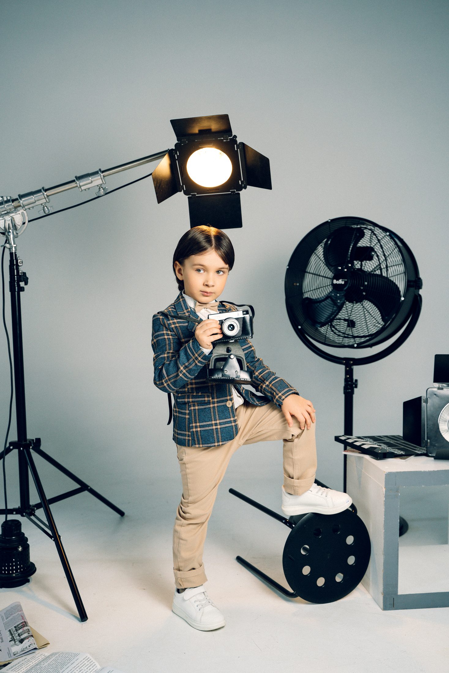 Ученик LUMEN Kids с фотоаппаратом в студии на фотодне