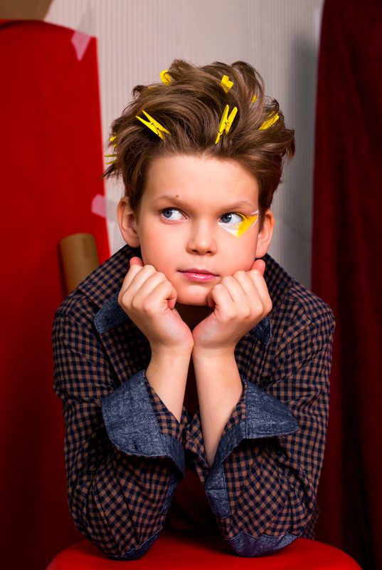 Ученик LUMEN Kids на съёмке с прищепками в волосах