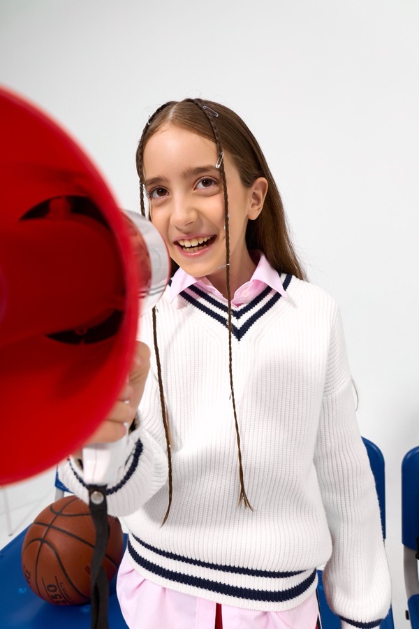 Ученица LUMEN Kids с рупором на занятии